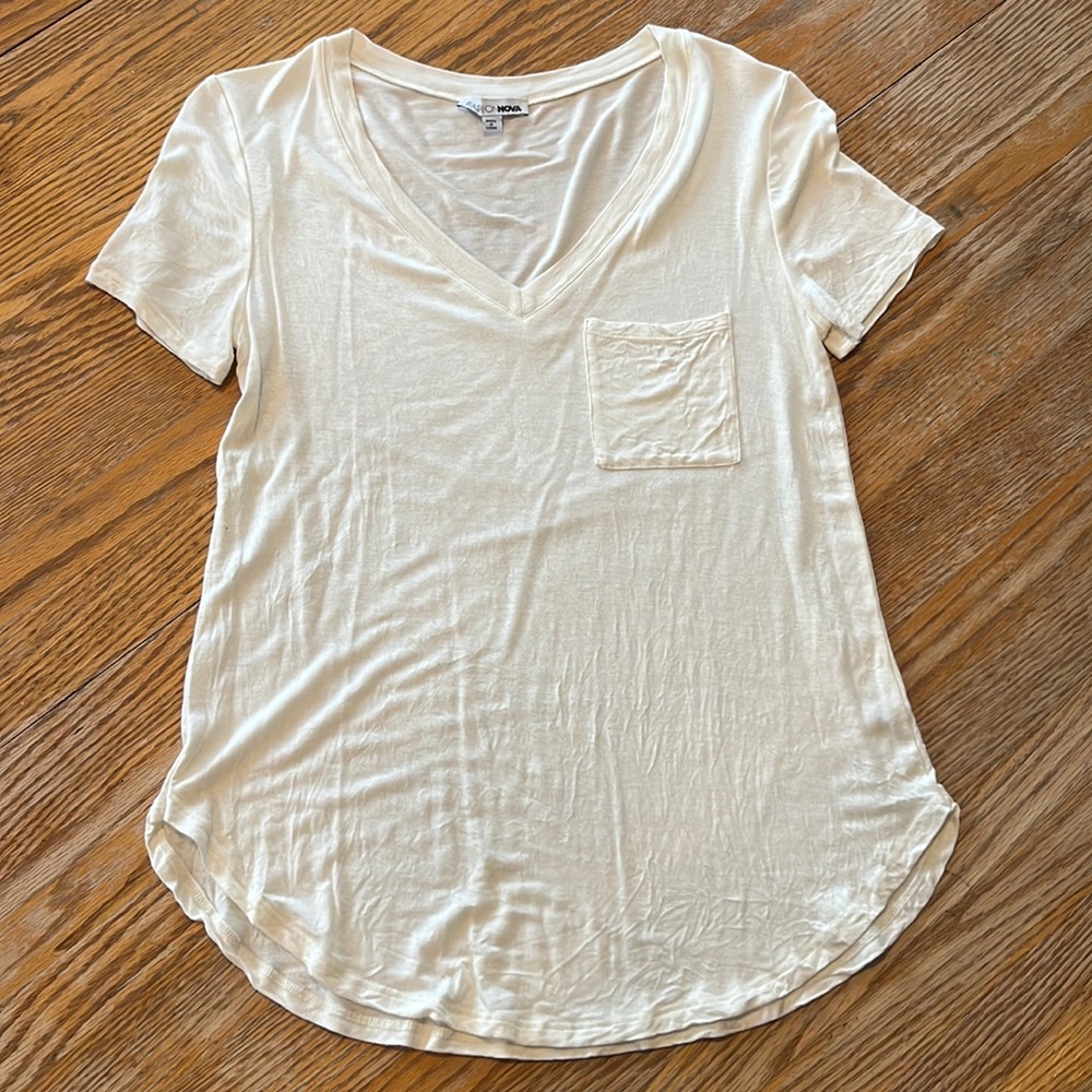 ✨2/$25✨ Fashion Nova V-Neck Tee